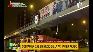 Puente Carriquiry queda dañado y es clausurado tras choque de container en avenida Javier Prado