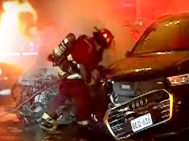 Dos vehículos se incendiaron tras fuerte choque en el Rímac