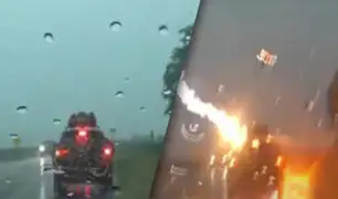Rayó impacta una camioneta en plena carretera