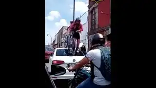 Ciclista pasa por encima de auto que no respetó la ciclovía