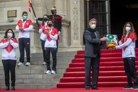 Francisco Sagasti entregó bandera peruana a delegación que nos representará en Tokio 2020
