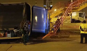 Surco: camión de carga se despista e impacta contra puente peatonal