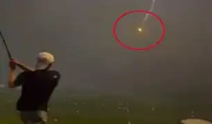 El increíble momento en que rayo impacta en pelota de golf lanzada a más de 140 kilómetros por hora