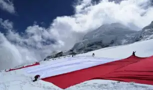Áncash: bandera del Bicentenario ya está en la cumbre del nevado Huascarán