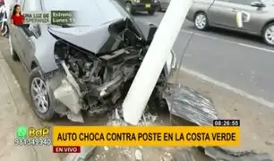 Costa Verde: poste de alumbrado público quedó suspendido tras ser impactado por auto