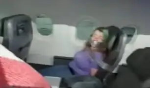 Amarran a pasajera de avión a su asiento por intentar abrir puerta en pleno vuelo