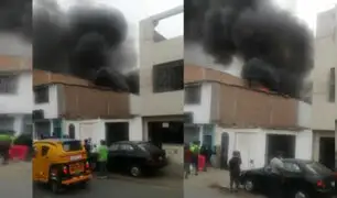 SJM: pese al esfuerzo de bomberos y trabajadores incendio consumió fábrica de esponjas