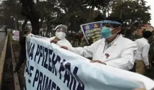 Profesionales de la salud realizaron plantón frente al Minsa para exigir tercera dosis de vacuna