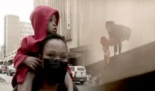 Sudáfrica: salvan a bebé lanzándola del segundo piso de supermercado en llamas