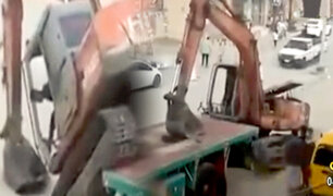 Conductor muestra su destreza al bajar excavadora de camión sin rampa