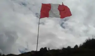 Bicentenario: izan gigantesca bandera peruana en el histórico cañón de Cuchis en Pasco