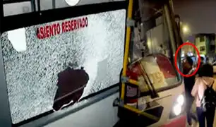 Ate: colectiveros informales destrozan bus del Corredor Rojo