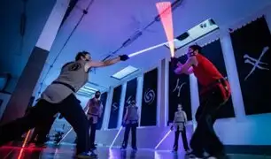 Inauguran academia inspirada en Star Wars: alumnos aprenden a manejar espadas láser