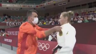 Tokio 2020: entrenador de judoca alemana causa polémica tras propinarle bofetadas para motivarla