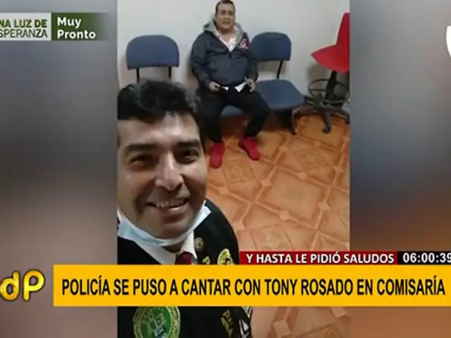 Tony Rosado detenido en comisaría: Policías se toman ‘selfies’ y cantan con el artista