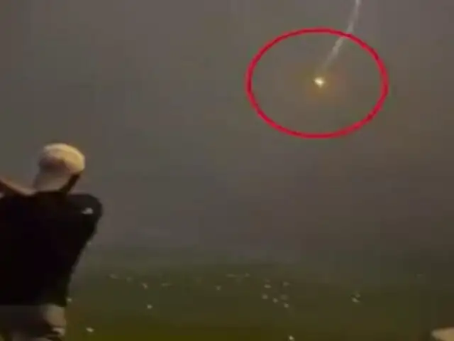 El increíble momento en que rayo impacta en pelota de golf lanzada a más de 140 kilómetros por hora