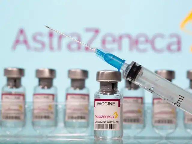 AstraZeneca admite que vacuna contra COVID puede causar síndrome de trombosis