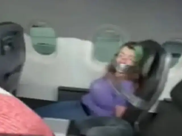 Amarran a pasajera de avión a su asiento por intentar abrir puerta en pleno vuelo
