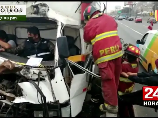 Surco: rescatan a dos personas atrapadas tras choque de furgoneta