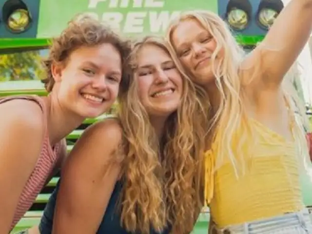 Tres chicas descubren que tenían el mismo novio, lo dejan, y deciden viajar juntas