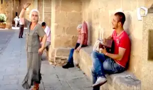 VIRAL: anciana sorprende con baile español frente a un músico callejero