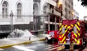 Avenida Arequipa: hidrante se revienta y convierte pista en riachuelo
