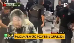 Policía terminó como “pizza” en su cumpleaños: le arrojan huevos y harina en comisaría