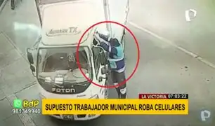 La Victoria: supuesto trabajador municipal roba celulares de furgón estacionado
