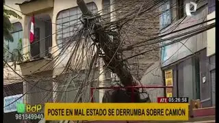 Ate: poste con gran maraña de cables cayó encima de un camión