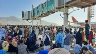 Caos en aeropuerto de Kabul mientras afganos siguen buscando huir