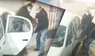 Juliaca: captan a delincuentes robando en vehículo estacionado