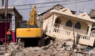 Haití: a una semana del terremoto sigue la remoción de escombros en busca de sobrevivientes