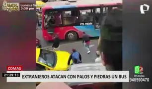 Comas: extranjeros atacan bus que invadió vereda y destrozó su mercadería