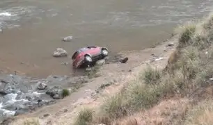Familia salva de morir tras caer en auto por barranco de 30 metros al río Mantaro