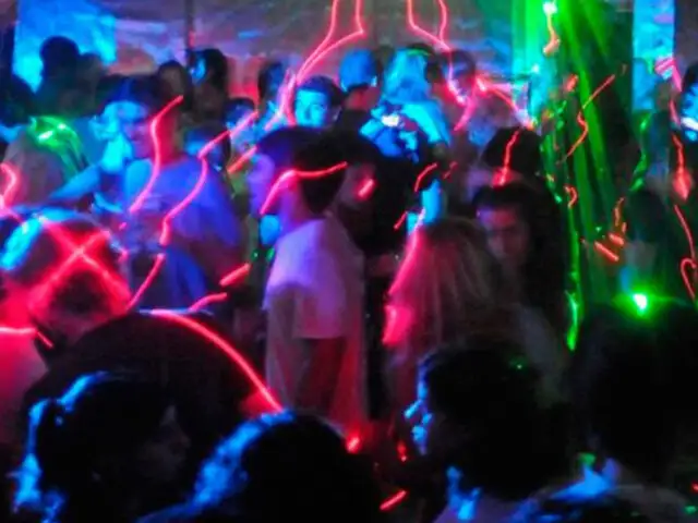 Cañete: al menos 400 jóvenes fueron intervenidos durante una fiesta electrónica en el balneario de Asia