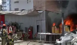 Incendio de grandes proporciones se registró en un almacén del Cercado de Lima