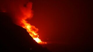 España: lava creó columna de gases y un gran delta al caer al mar