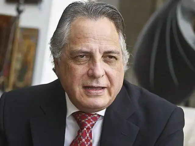Rodríguez Cuadros señala que el gobierno "se ha equivocado" en retirar la obligatoriedad de visa a mexicanos