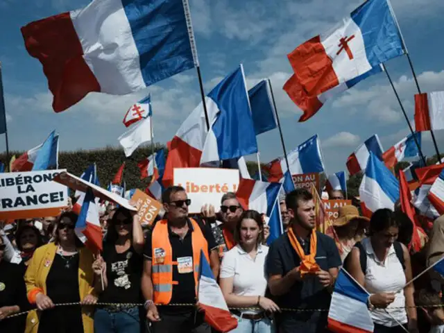 Francia: miles de personas vuelven a protestar en todo el país contra el pasaporte sanitario
