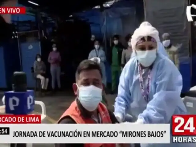 Cercado Lima: vacunan a comerciantes y compradores de mercado Mirones Bajo contra la COVID-19