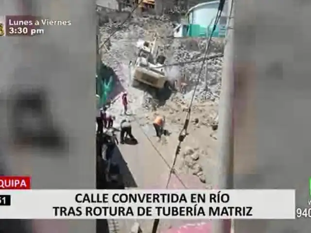 Arequipa: calle se vuelve río tras ruptura de tuberías