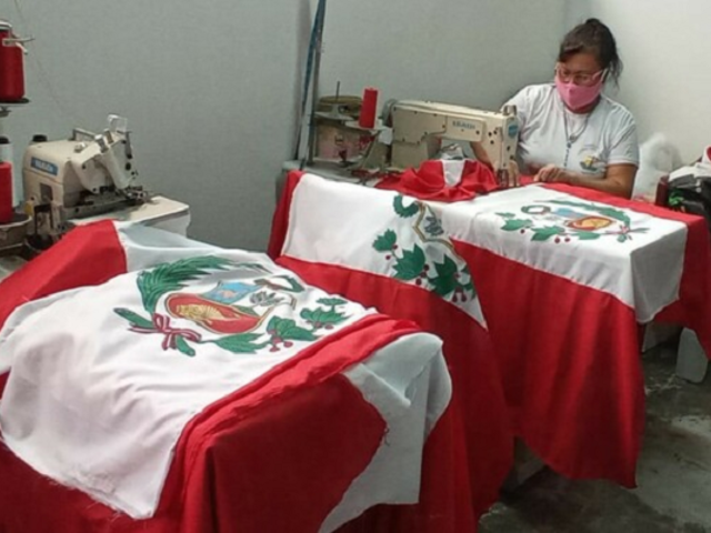 Internas del penal Mujeres Iquitos confeccionan 450 banderas para el Gobierno Regional de Loreto