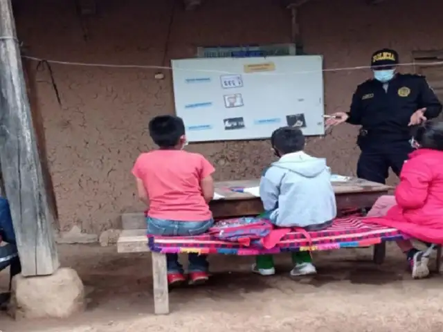Agentes policiales brindan clases gratuitas de inglés a niños en Amazonas
