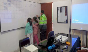 Cusco: policías dictan clases en comisaría a niños que no tienen acceso a internet