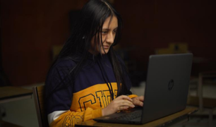 Lima Norte: 200 adolescentes mujeres recibieron laptops para convertirse en programadoras web