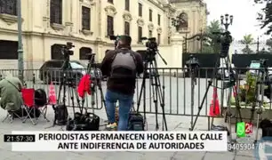 Periodistas realizan su trabajo desde la calle debido a la desatención del Gobierno