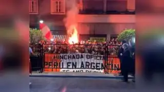 Perú vs Argentina: realizaron 'banderazo' blanquirrojo fuera de hotel de concentración