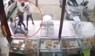 Jóvenes intentan asaltar panadería, pero cliente que esperaba ser atendido los mata a balazos