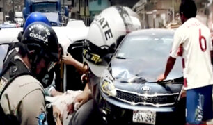 Violento impacto entre un auto y un mototaxi dejan dos heridos en Chosica