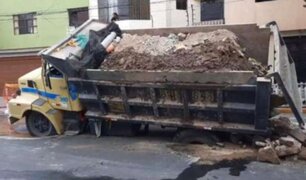 Chorrillos: camión con carga pesada se hunde en la pista